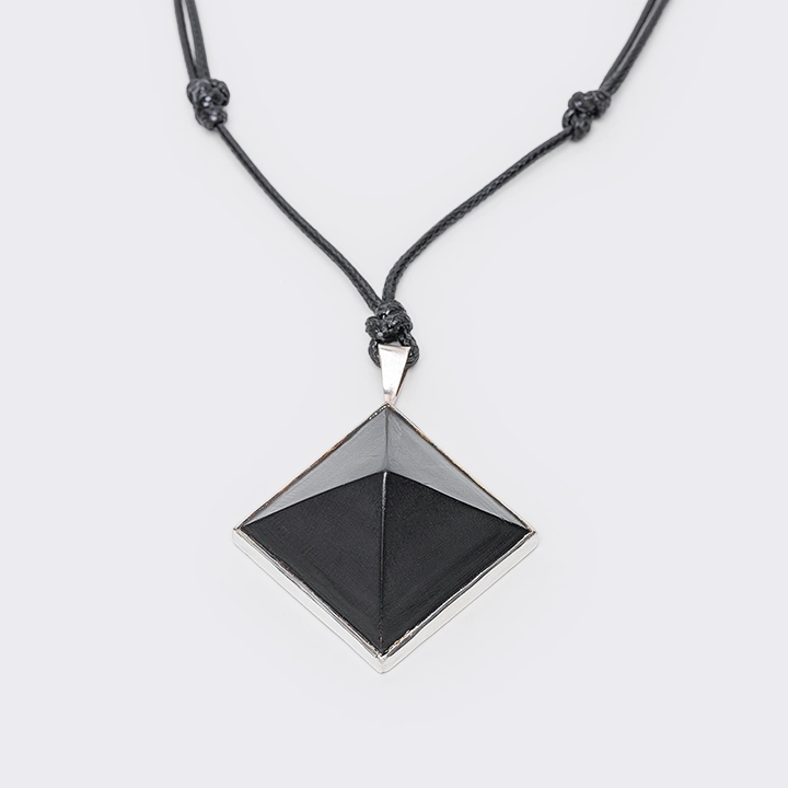 Nin Pendant handcrafted Jewelry for women, detail