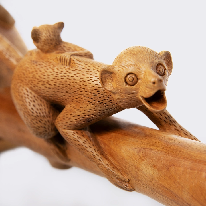 Climbing Maki handcrafted Animal Sculptures, detail