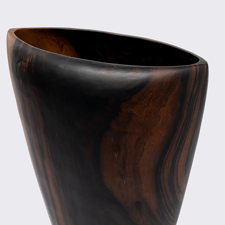 Avianna handcrafted Vases, detail